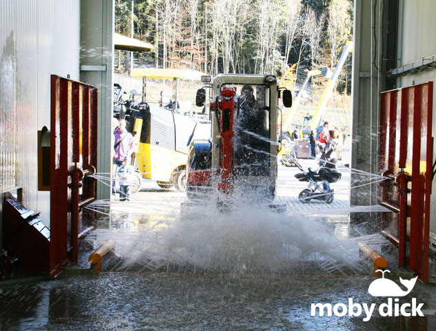 wash systems for heavy duty vehicles